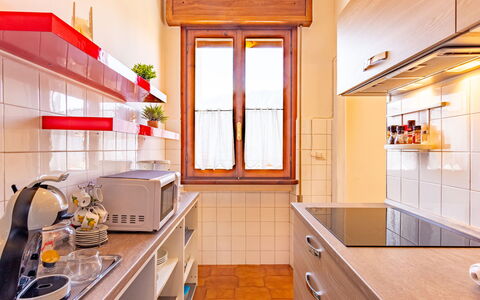 Villa del Sole: Cabinetry, Propriété, Comptoir, Bâtiment, Cuisine, Appareil De Cuisine, Design Intérieur, Orange, Éclairage