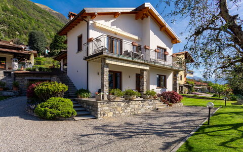 Villa del Sole: Plante, Ciel, Bâtiment, Propriété, Fenêtre, Arbre, Maison, Lot Terre, Chalet, Zone Résidentielle
