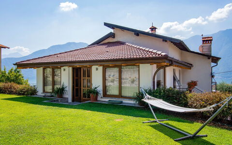 Villa del Sole: Ciel, Nuage, Plante, Bâtiment, Propriété, Fenêtre, Porte, Maison, Ombre, Herbe