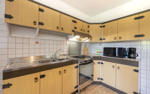 Rive D'Arcano 601: Robinet, Comptoir, Cabinetry, Evier, Évier, Appareil De Cuisine, Cuisinière, Luminaire Plomberie, Cuisine, Bois