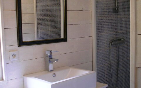 Hollebarde: Salle De Bains, Propriété, Pièce, Tuile, Mur, Architecture, Accessoire Salle De Bain, Robinet, Luminaire Plomberie, Immobilier