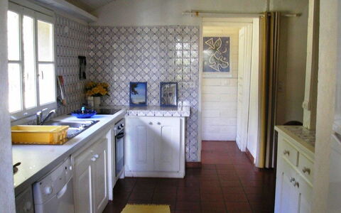 Hollebarde: Pièce, Propriété, Sol, Meubles, Bâtiment, Design Intérieur, Comptoir, Cuisine, Évier, Maison