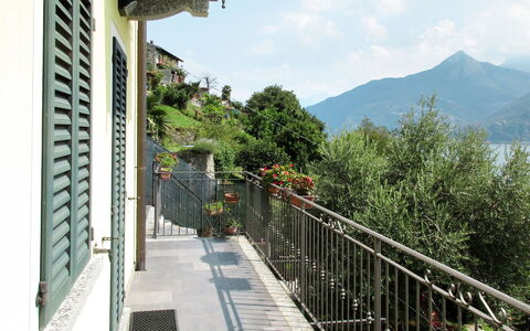 Casa Bel Sit: Végétation, Propriété, Immobilier, Botanique, Arbre, Passerelle, Balustrade, Architecture, Bâtiment, Maison