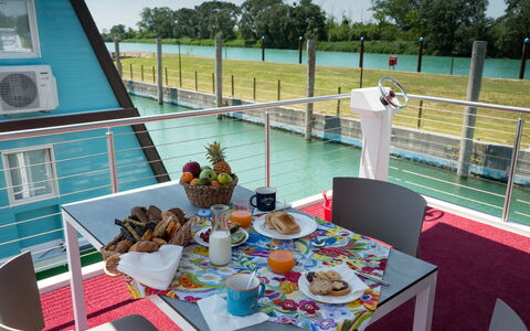 Lignano Riviera 610: L'Eau, Meubles, Vaisselle, Table, Ciel, Aliments, Chaise, Mobilier De Jardin, Piscine, Arbre