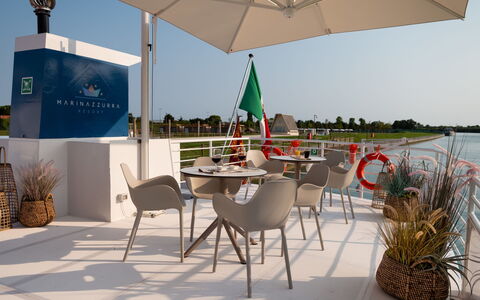 Lignano Riviera 610: Ciel, Table, Plante, Propriété, Meubles, Parapluie, Bâtiment, Chaise, Bleu Azur, Ombre