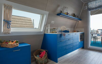 Marina Azzurra Resort 610.3: Cabinetry, Meubles, Bâtiment, Bleu, Cuisine, Comptoir, Bois, Rayonnage, Design Intérieur, Salon