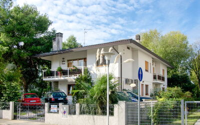 Lignano Sabbiadoro 638: Table, Propriété, Bâtiment, Ciel, Fenêtre, Bois, Design Intérieur, Nuage, Éclairage, Mobilier De Jardin