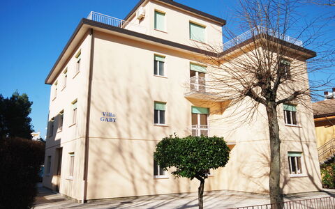 Villa Gaby: Ciel, Bâtiment, Plante, Fenêtre, Maison, Arbre, Design Urbain, Matériel De La Propriété, Zone Résidentielle