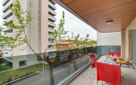 Residence Monica: Propriété, Table, Bâtiment, Plante, Fenêtre, Ombre, Arbre, Design Urbain, Chaise, Immobilier