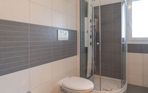 Residence Monica: Luminaire Plomberie, Robinet, Évier, Salle De Bains, Lavabo, Bois, Bâtiment, Design Intérieur, Sol