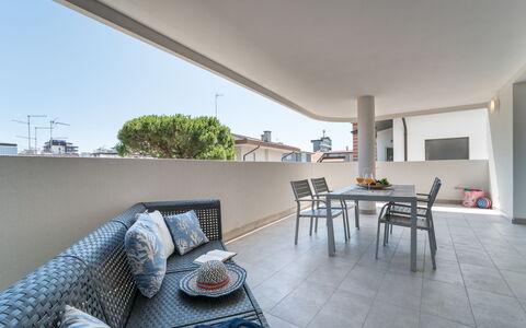 Lignano Sabbiadoro 653: Plante, Table, Bâtiment, Chaise, Bois, Ciel, Ombre, Arbre, Plante D'Appartement, Sol