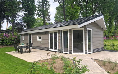 Recreatiepark Beekbergen 400.2: Propriété, Maison, Domicile, Bâtiment, Chalet, Immobilier, Architecture, Toit, Arbre, Siding