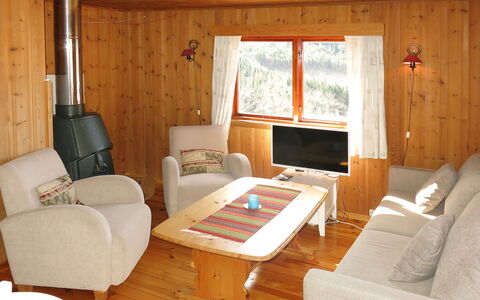 Hammaren: Meubles, Propriété, Table, Canapé, Télévision, Fenêtre, Bois, Confort, Design Intérieur, Lampe