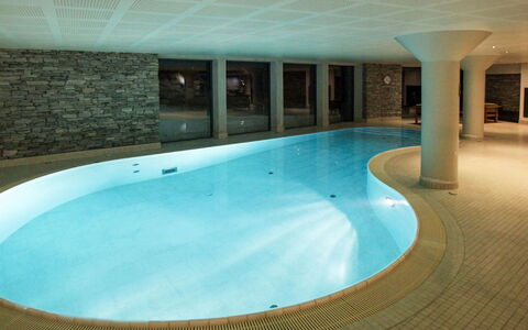 Havsdalsgrenda: L'Eau, Bâtiment, Piscine, Bleu Azur, Architecture, Design Intérieur, Ombre, Sol, Aqua, Loisir