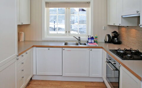 Havsdalsgrenda: Cabinetry, Propriété, Évier, Fenêtre, Evier, Bois, Comptoir, Design Intérieur, Robinet, Sol