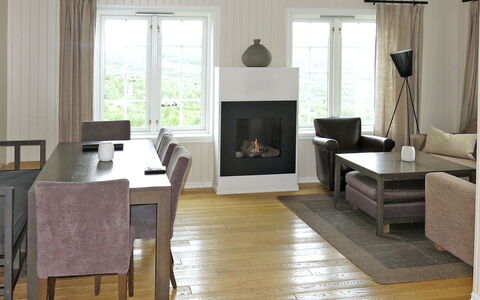 Havsdalsgrenda: Table, Meubles, Fenêtre, Bois, Design Intérieur, Chaise, Bâtiment, Sol, Sol, Confort
