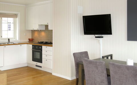Havsdalsgrenda: Cabinetry, Propriété, Bâtiment, Comptoir, Fenêtre, Bois, Cuisinière, Éclairage, Design Intérieur, Sol