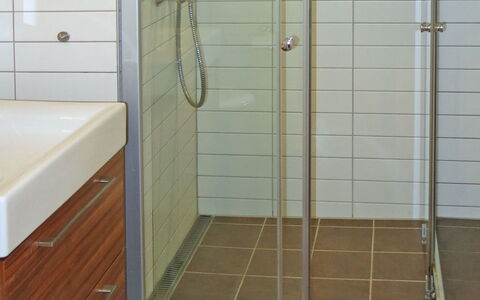 Havsdalsgrenda: Porte De Douche, Luminaire Plomberie, Tete De Douche, Salle De Bains, Robinet, Porte, Douche, Fenêtre