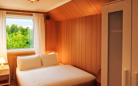 Bjørkeneset: Bois, Chambre, Lit, Design Intérieur, Sol, Sol, Drap De Lit, Literie, Éclairage, Pièce