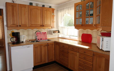 Bjørkeneset: Cabinetry, Comptoir, Propriété, Cuisine, Bois, Fenêtre, Tiroir, Électroménager, Sol, Sol