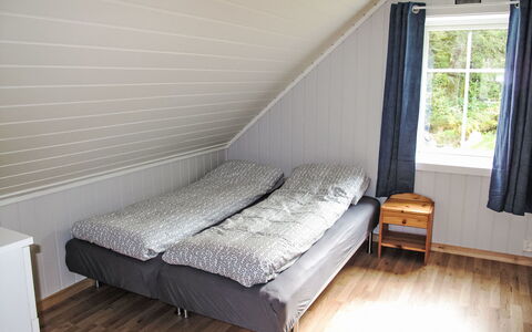 Laksevågen: Bois, Sol, Sol, Chambre, Lit, Drap De Lit, Literie, Linge, Pièce, Parquet