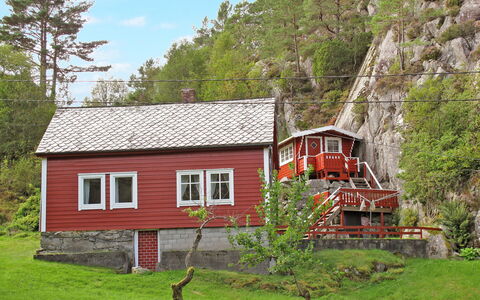 Laksevågen: Plante, Bâtiment, Fenêtre, Propriété, Ciel, Paysage Naturel, Maison, Arbre, Bois, Nuage
