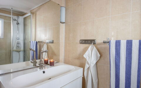 Soltun: Luminaire Plomberie, Robinet, Évier, Salle De Bains, Éclairage, Bois, Bâtiment, Sol, Sol