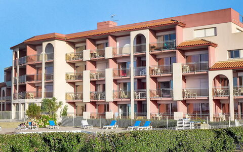 Mer et Golf: Bâtiment, Maison, Mur, Fenêtre, Toit, Domicile, Zone Résidentielle, Façade, Arbuste