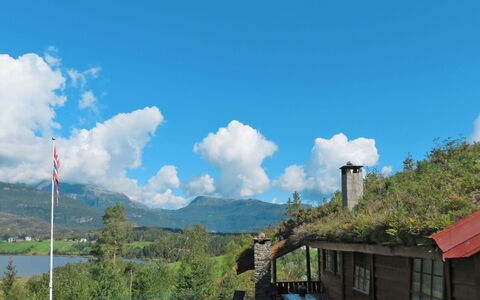 Anna: Nuage, Ciel, Montagne, Plante, Bâtiment, Montagnes, Arbre, Surface De La Route, Asphalte, Cumulus