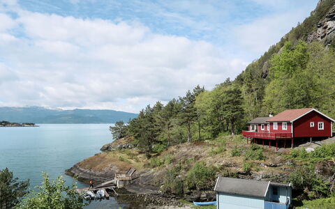 Rød Hytte: Nuage, L'Eau, Ciel, Plante, Montagne, Bâtiment, Arbre, Paysage Naturel, Maison, Lac