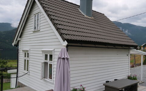 Ikjefjord: Nuage, Plante, Ciel, Bâtiment, Propriété, Fenêtre, Maison, Bois, Architecture, Lot Terre