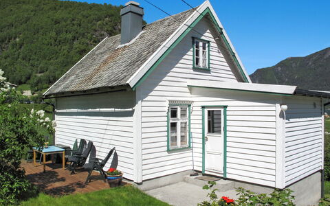 Ikjefjord: Plante, Bâtiment, Ciel, Fenêtre, Propriété, Maison, Lot Terre, Bois, Chalet, Herbe
