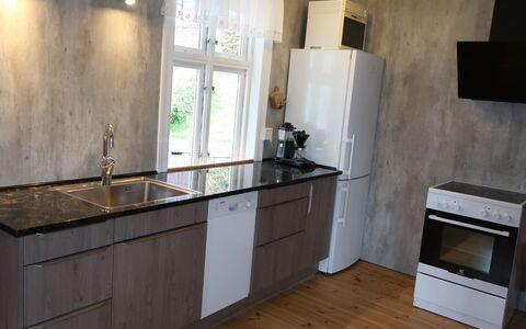 Ikjefjord: Cabinetry, Comptoir, Propriété, Robinet, Bâtiment, Appareil De Cuisine, Evier, Cuisine, Cuisinière, Bois
