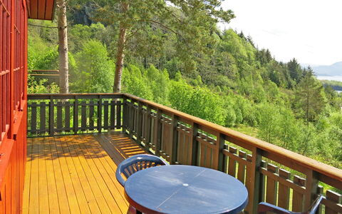 Fjordperlen: Propriété, Ciel, Table, Plante, La Nature, Botanique, Bois, Arbre, Chaise, Paysage Naturel