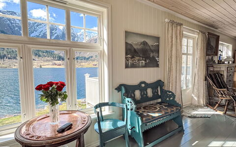 Villa Esefjord: Meubles, Plante, Propriété, Table, Fenêtre, Bâtiment, Pot De Fleur, Plante D'Appartement, Sol, Design Intérieur