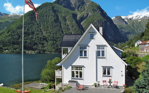 Villa Esefjord: Ciel, Nuage, L'Eau, Bâtiment, Plante, Propriété, Montagne, Fenêtre, Maison, Chalet