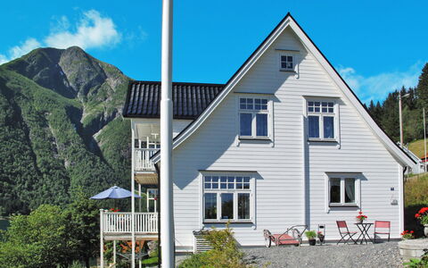 Villa Esefjord: Plante, Ciel, Nuage, Propriété, Bâtiment, Fenêtre, Maison, Lot Terre, Herbe, Pente
