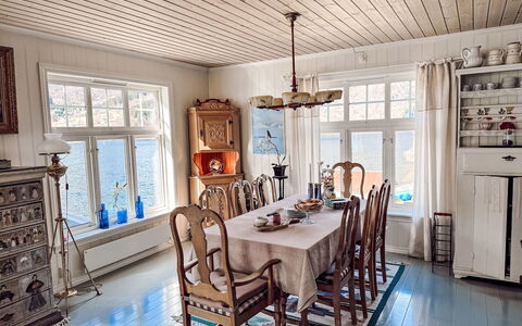 Villa Esefjord: Table, Meubles, Propriété, Cadre, Bois, Chaise, Éclairage, Design Intérieur, Fenêtre, Sol
