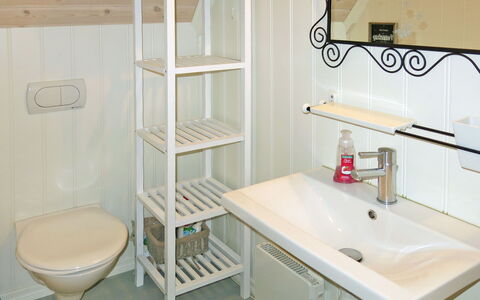 Villa Esefjord: Propriété, Robinet, Évier, Luminaire Plomberie, Lavabo, Design Intérieur, Salle De Bains, Bois, Sol, Sol