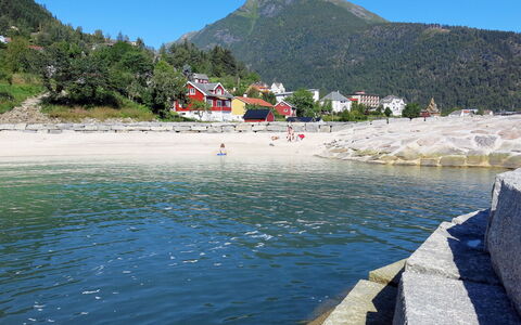 Eseviki: L'Eau, Ciel, Ressources En Eau, Montagne, Jour, Bleu, Bleu Azur, Cotiers Et Relief Océaniques, Arbre, Lac