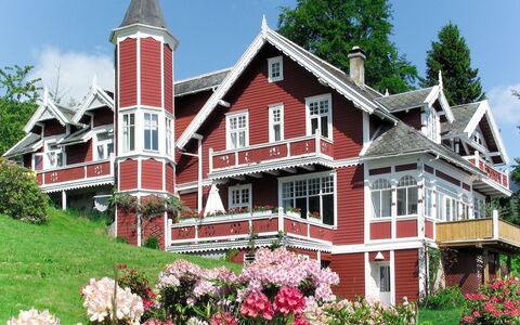 Villa Lorna: Plante, Ciel, Bâtiment, Fleur, Propriété, Fenêtre, Arbre, Maison, Immobilier, Chalet