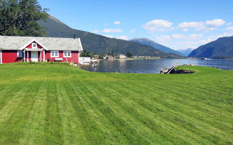Naustet: Ciel, L'Eau, Nuage, Plante, Propriété, Vert, Bâtiment, Montagne, La Nature, Paysage Naturel
