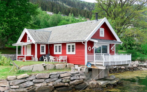 Naustet: Plante, Bâtiment, Fenêtre, Propriété, Ciel, Arbre, Maison, L'Eau, Paysage Naturel, Chalet