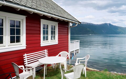 Naustet: L'Eau, Nuage, Bâtiment, Fenêtre, Propriété, Ciel, Bois, Maison, Architecture, Chaise