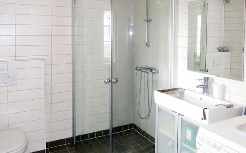 Naustet: Luminaire Plomberie, Évier, Miroir, Robinet, Bâtiment, Salle De Bains, Douche, Cabinetry, Porte