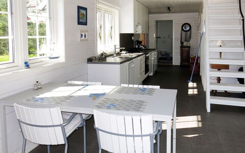 Naustet: Meubles, Table, Cabinetry, Fenêtre, Bâtiment, Chaise, Cuisine, Canapé, Bois, Sol