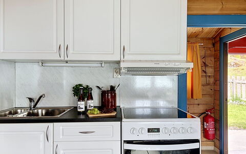 Naustvollen: Appareil De Cuisine, Cuisine, Principaux Appliance, Comptoir, Cabinetry, Bois, Électroménager, Design Intérieur, Sol, Cuisinière