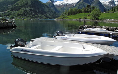 Naustvollen: L'Eau, Ciel, Nuage, Navire, Jour, Montagne, Bateau, Blanc, Architecture Navale, La Nature