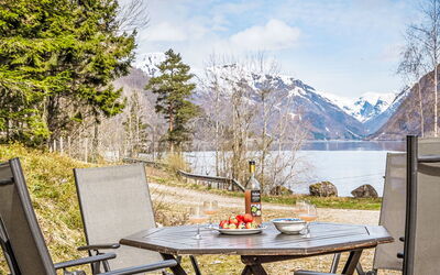 Balestrand 630: Table, Plante, Nuage, L'Eau, Ciel, Propriété, Meubles, La Nature, Tableau De Plein Air, Mobilier De Jardin