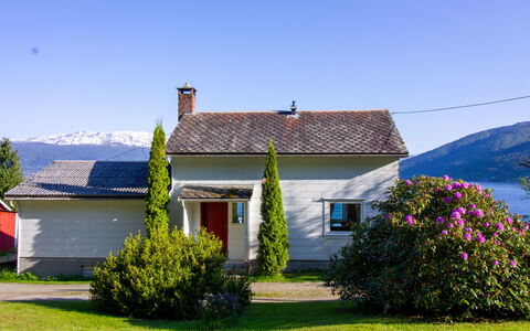 Tantestova: Plante, Ciel, Bâtiment, Fenêtre, Maison, Arbre, Lot Terre, Herbe, Chalet, Zone Résidentielle
